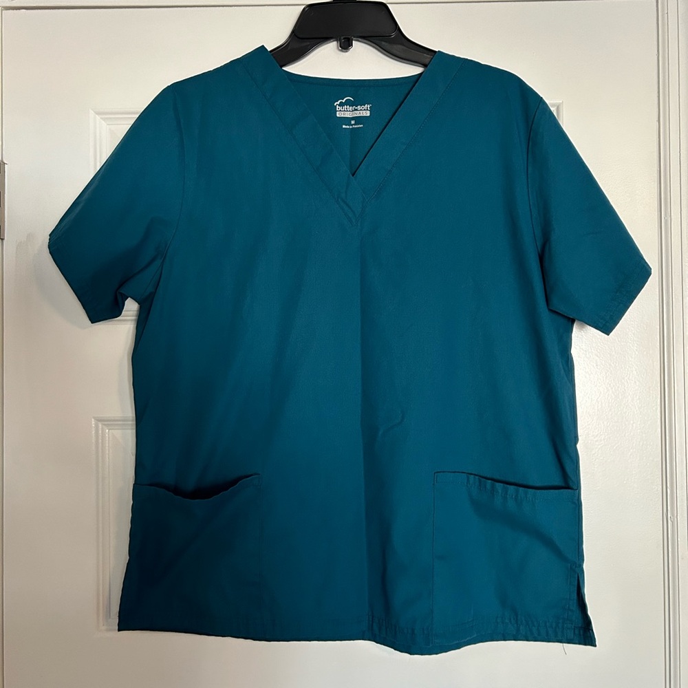 Butter soft scrub top‎